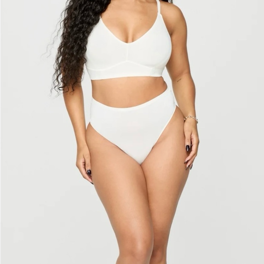 Fabletics Yitti Women's White bra NWT